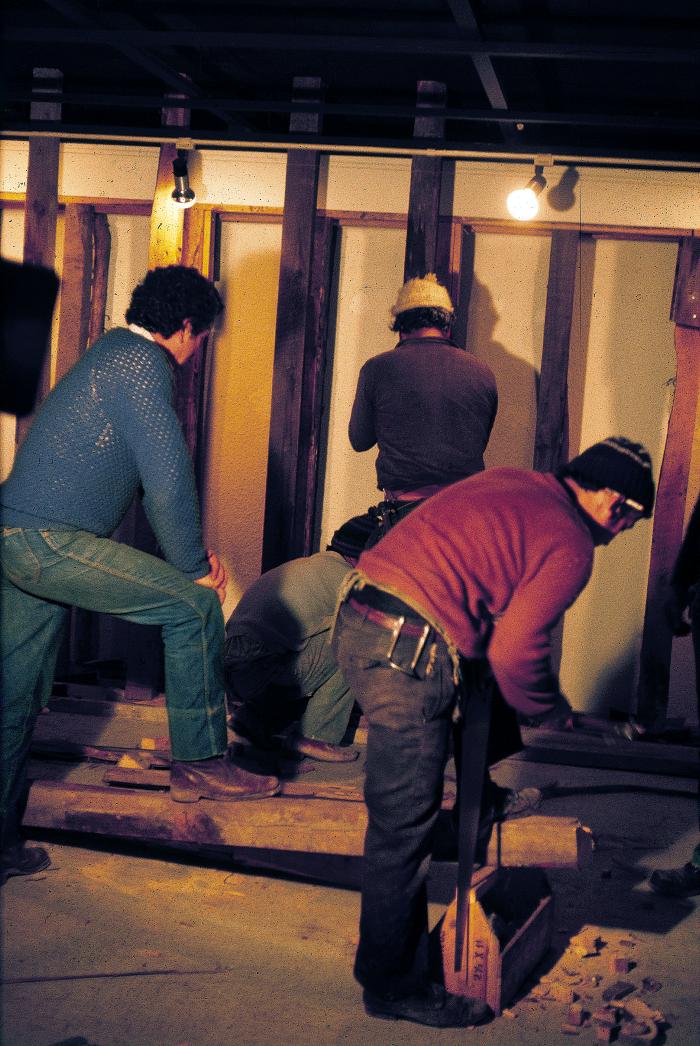 GD-E-0032_11_¿Qué Hacer_ – Chtó Dielat__Maestros instalando las alza primas 2